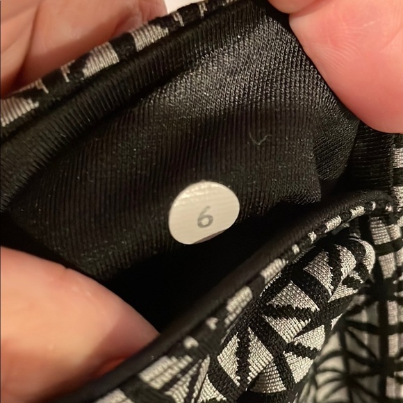 Lululemon Athletica Black and White Geometric Leggings Sz 6 - Picture 4 of 5